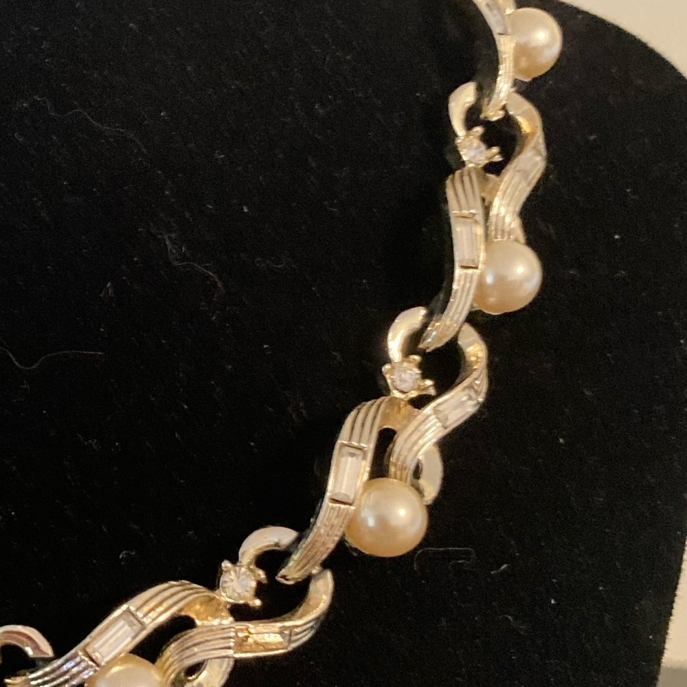 Golden and pearly necklace. - Picture 2 of 6